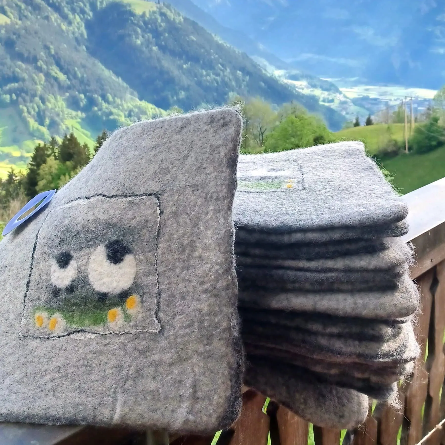 wanderblaetz-sitzunterlage_berge_handgefilzt_schafe