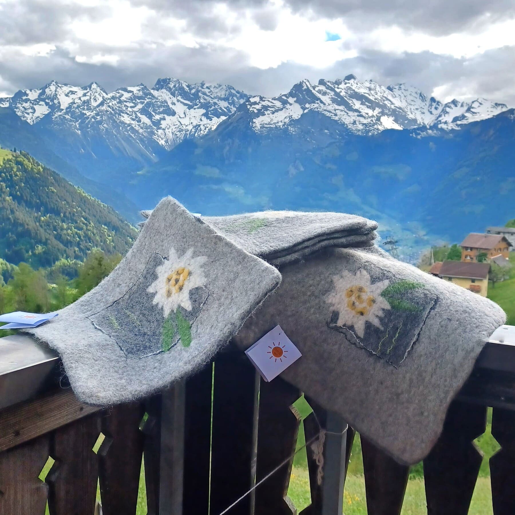 wanderblaetz-wanderblaetz-sitzunterlage_berge_handgefilzt_edelweiss_sitzunterlage_berge_handgefilzt_edelweiss_cutwanderblaetz-sitzunterlage_berge_handgefilzt_edelweiss