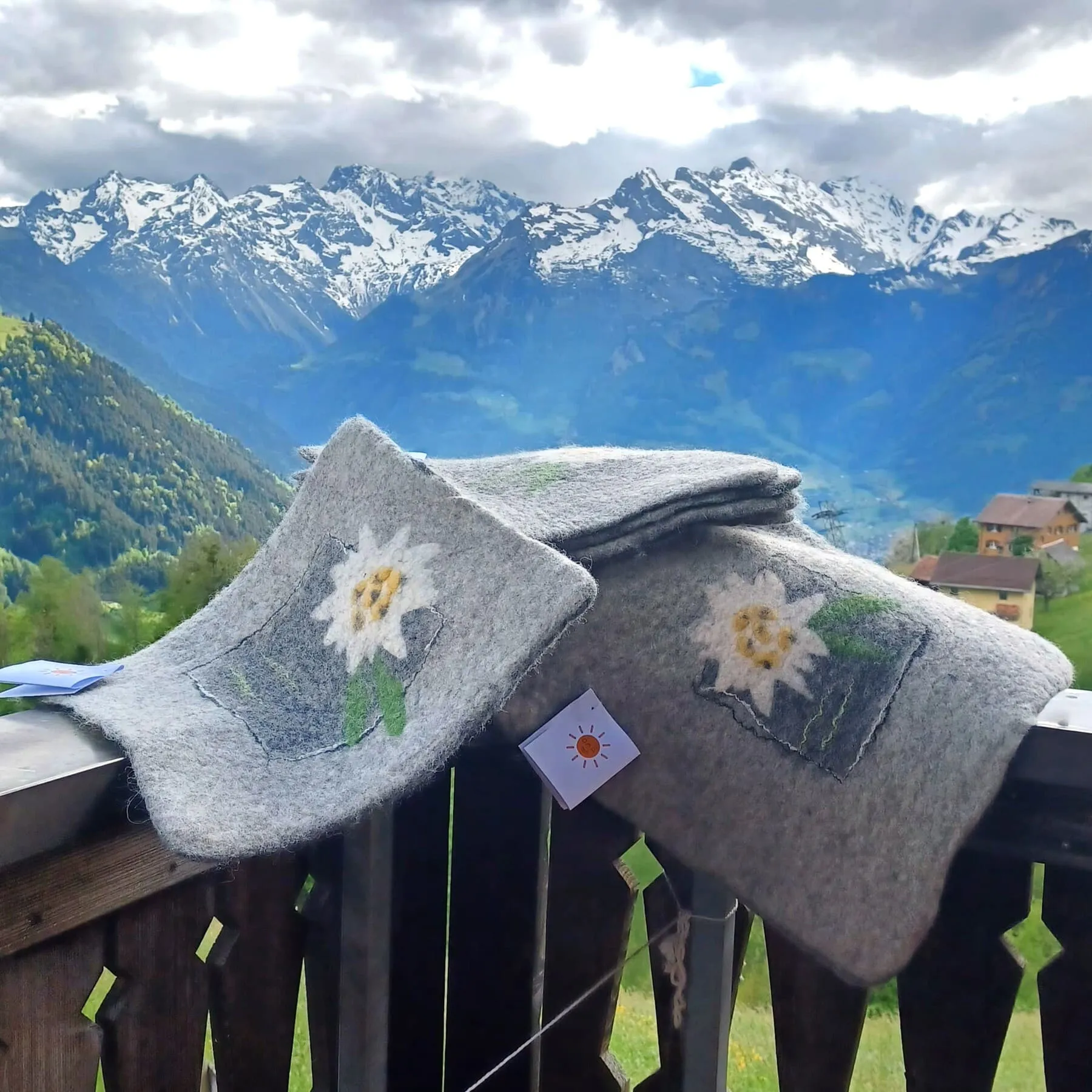 wanderblaetz-wanderblaetz-sitzunterlage_berge_handgefilzt_edelweiss_sitzunterlage_berge_handgefilzt_edelweiss_cutwanderblaetz-sitzunterlage_berge_handgefilzt_edelweiss